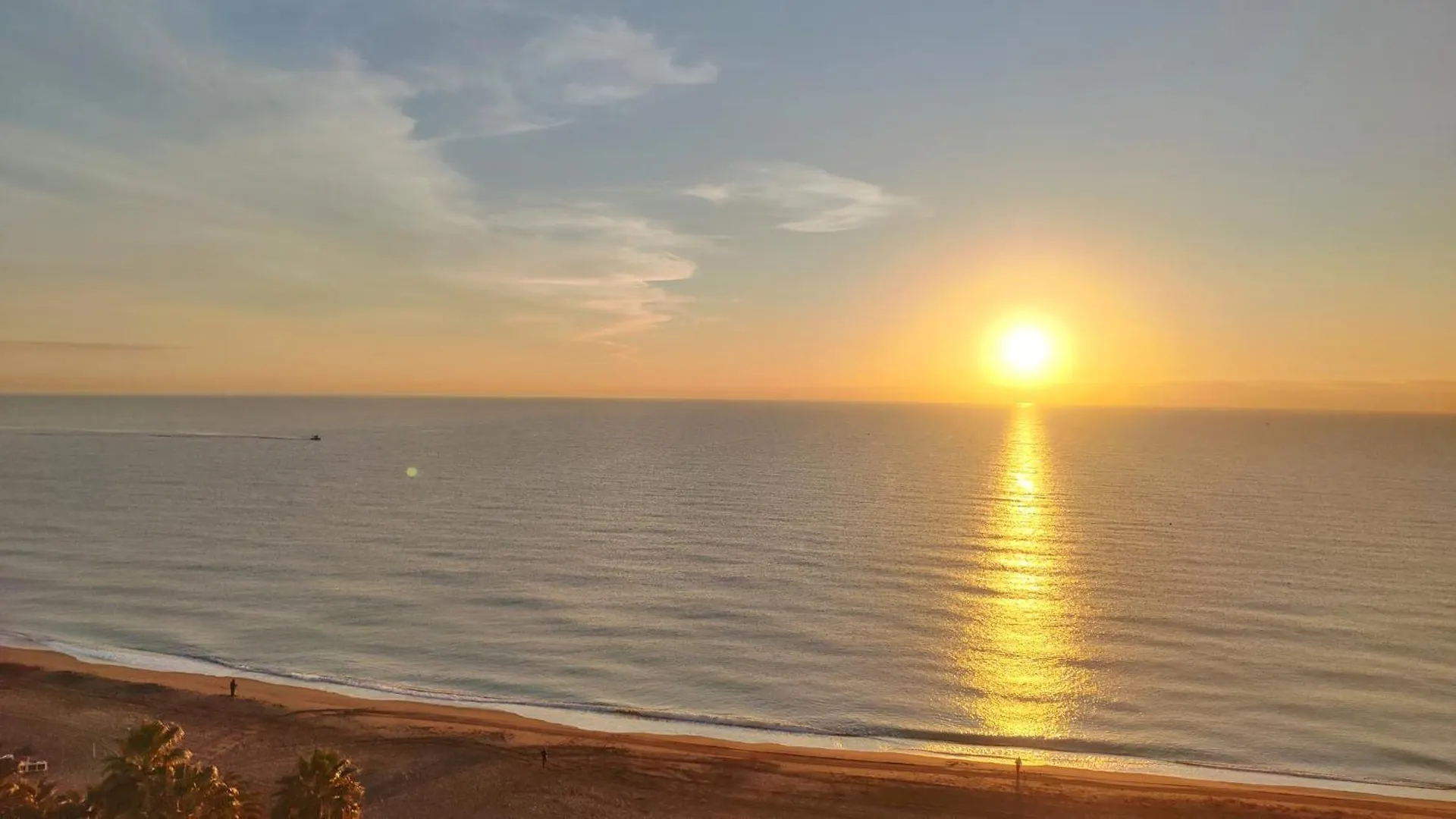 Beachfront Luxury: Fuengirola Sea View Apartment