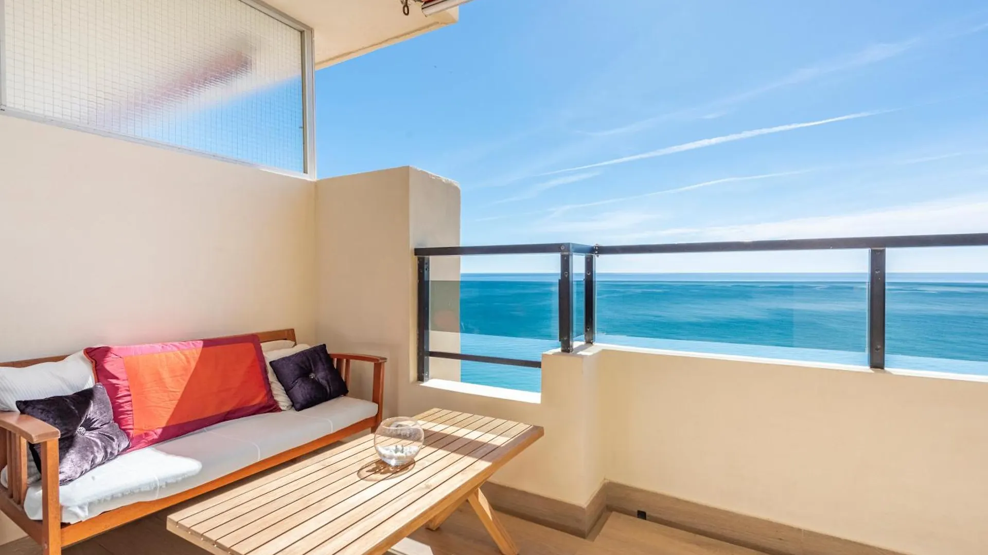 Beachfront Luxury: Fuengirola Sea View Apartment