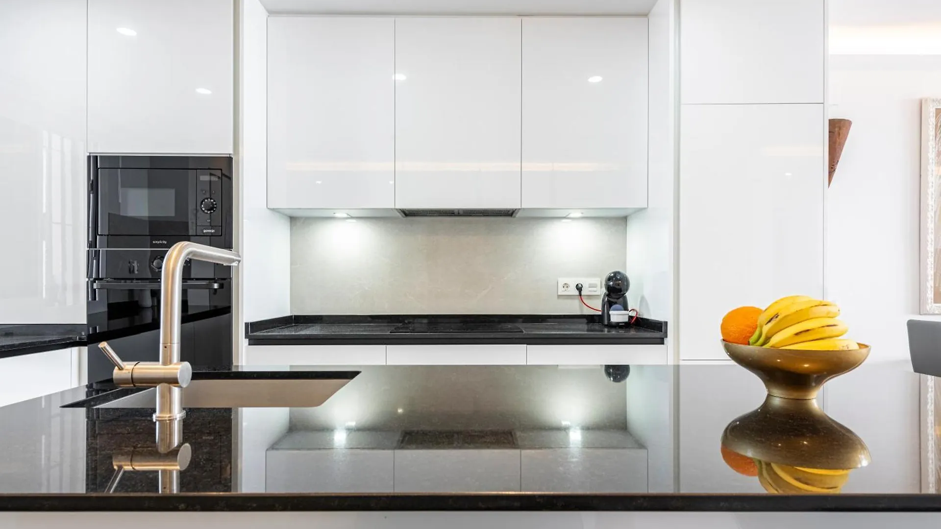 Beachfront Luxury: Fuengirola Sea View Apartment