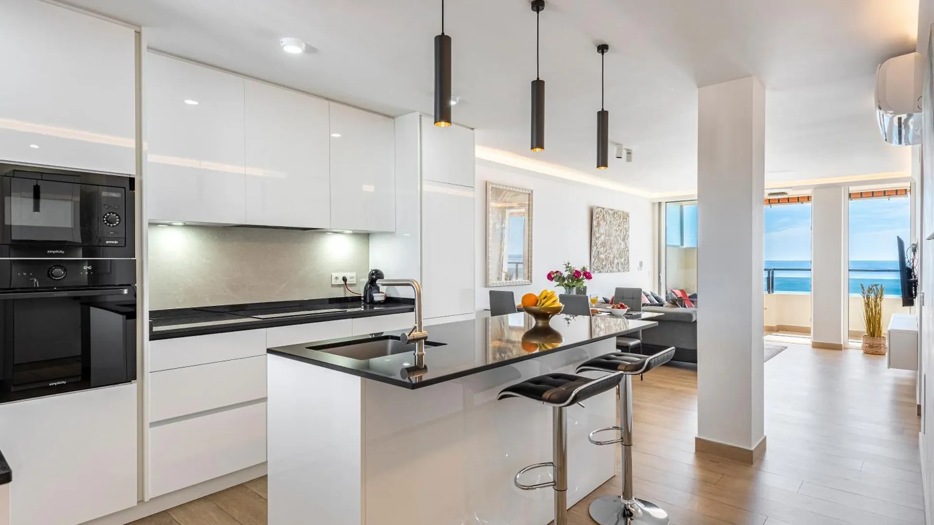Beachfront Luxury: Fuengirola Sea View Apartment