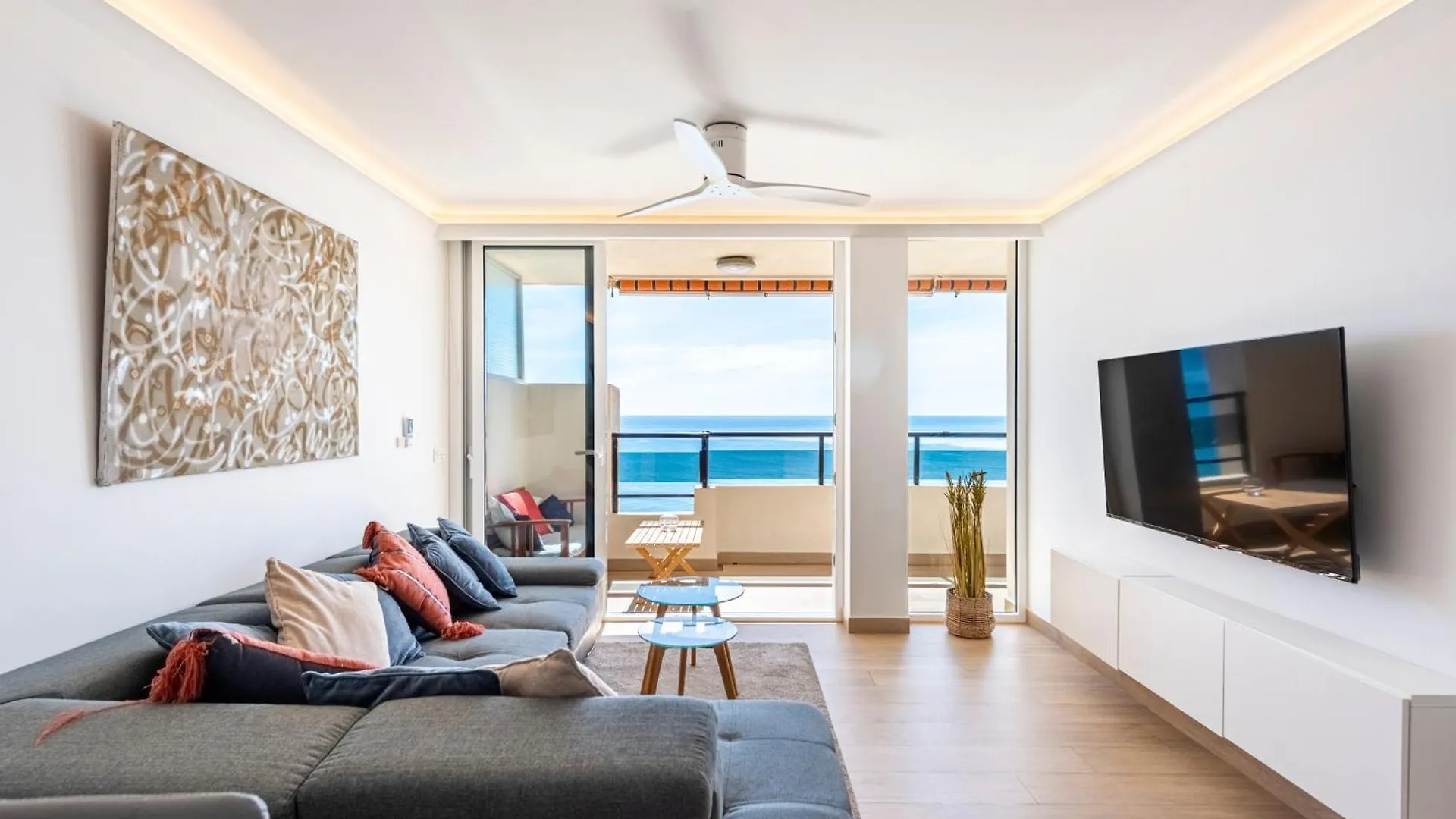 Beachfront Luxury: Fuengirola Sea View Apartment Spain