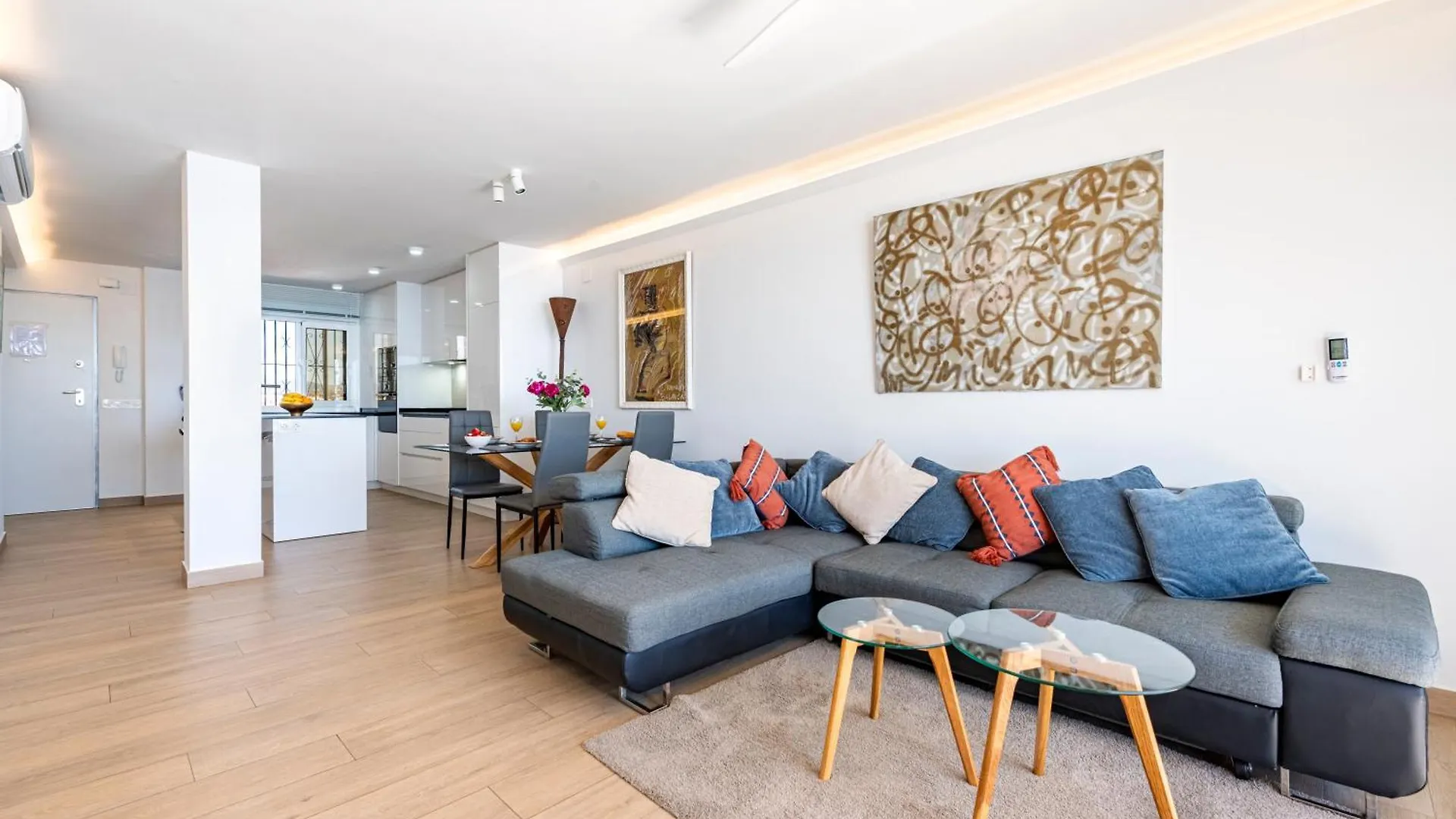 Beachfront Luxury: Fuengirola Sea View Apartment
