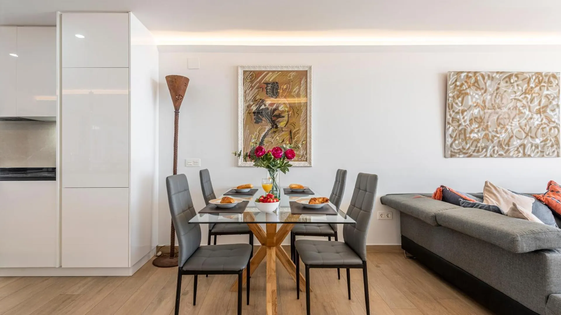 Beachfront Luxury: Fuengirola Sea View Apartment